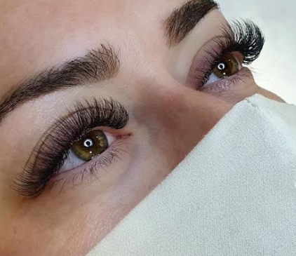 Pestañas Volumen Ruso — trabajo real de Ámbar Nail Studio